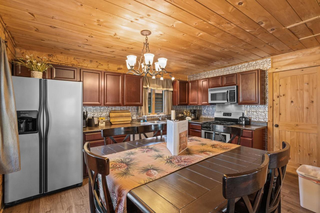 The Bucking Moose Hotel Уест Йелоустоун Екстериор снимка