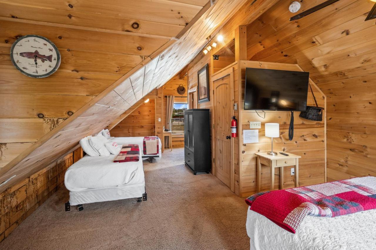 The Bucking Moose Hotel Уест Йелоустоун Екстериор снимка