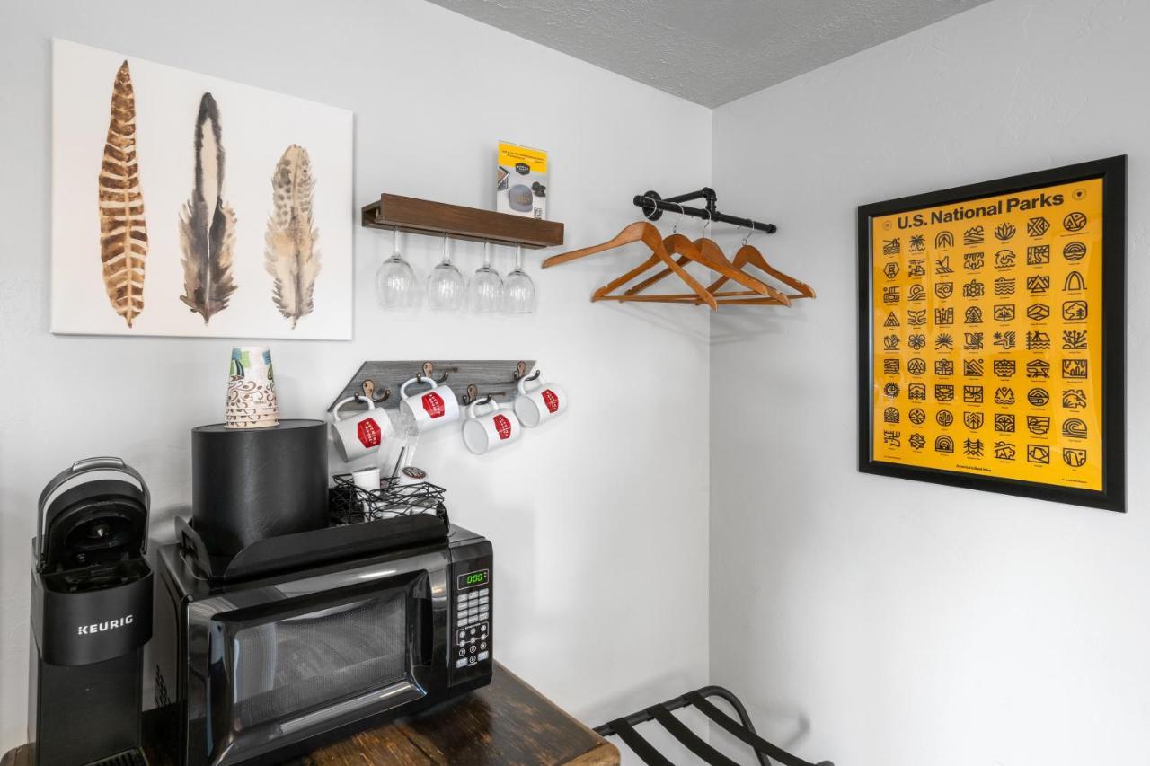 The Bucking Moose Hotel Уест Йелоустоун Екстериор снимка