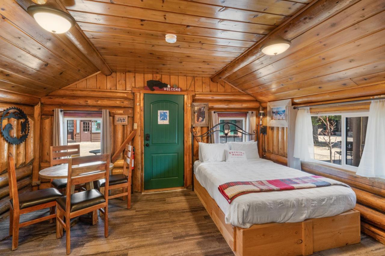 The Bucking Moose Hotel Уест Йелоустоун Екстериор снимка