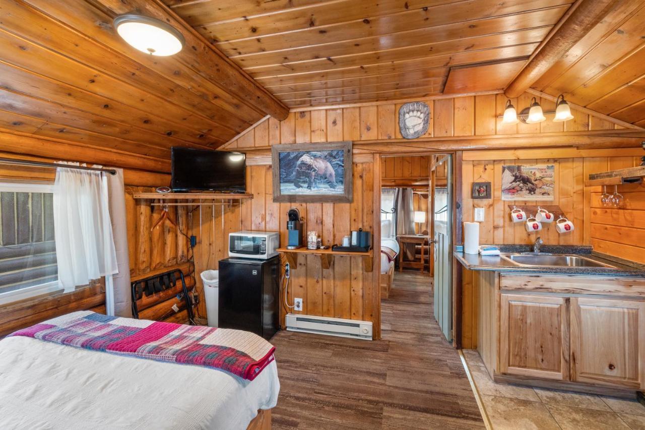 The Bucking Moose Hotel Уест Йелоустоун Екстериор снимка