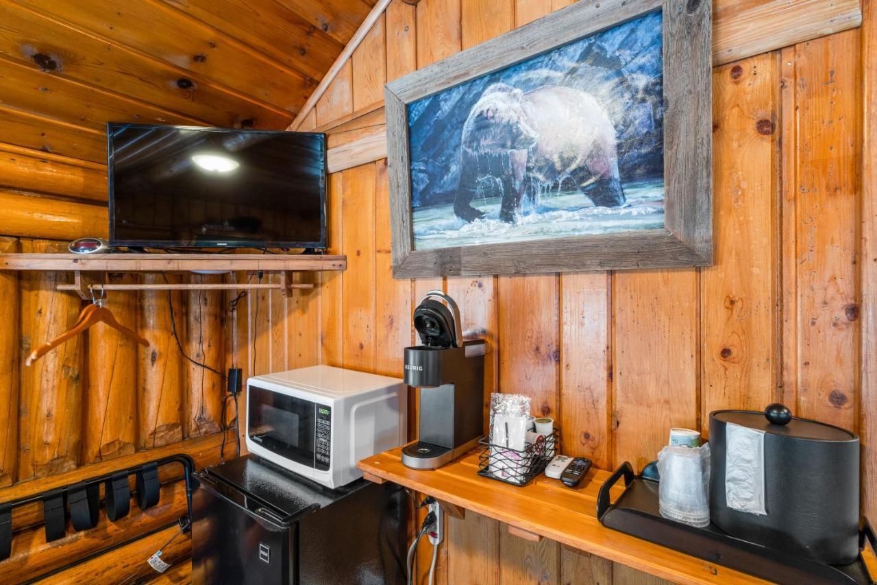 The Bucking Moose Hotel Уест Йелоустоун Екстериор снимка