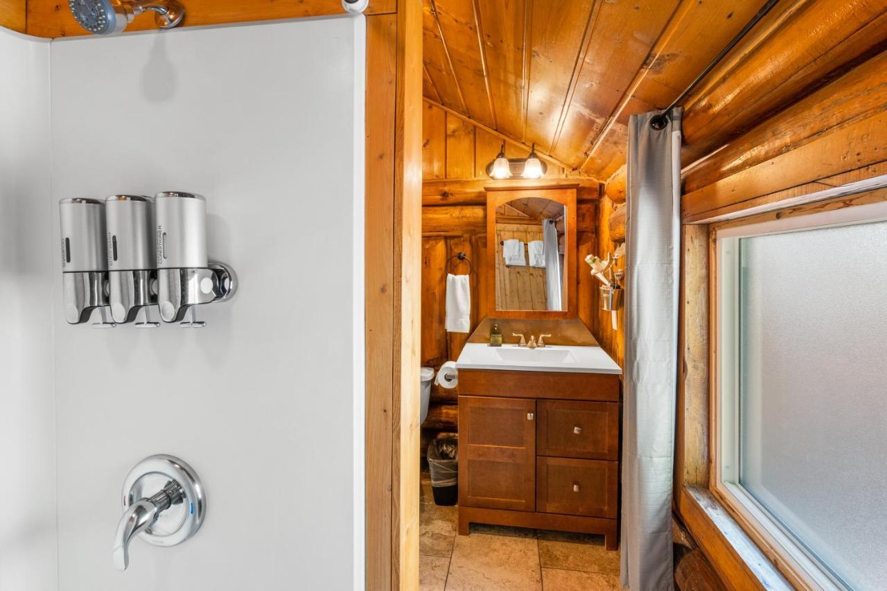The Bucking Moose Hotel Уест Йелоустоун Екстериор снимка