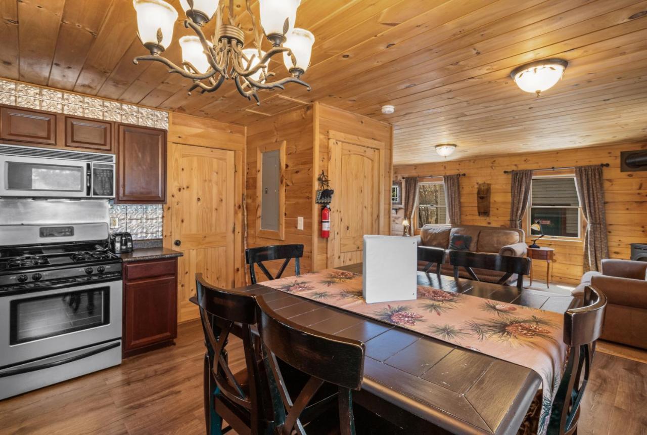 The Bucking Moose Hotel Уест Йелоустоун Екстериор снимка