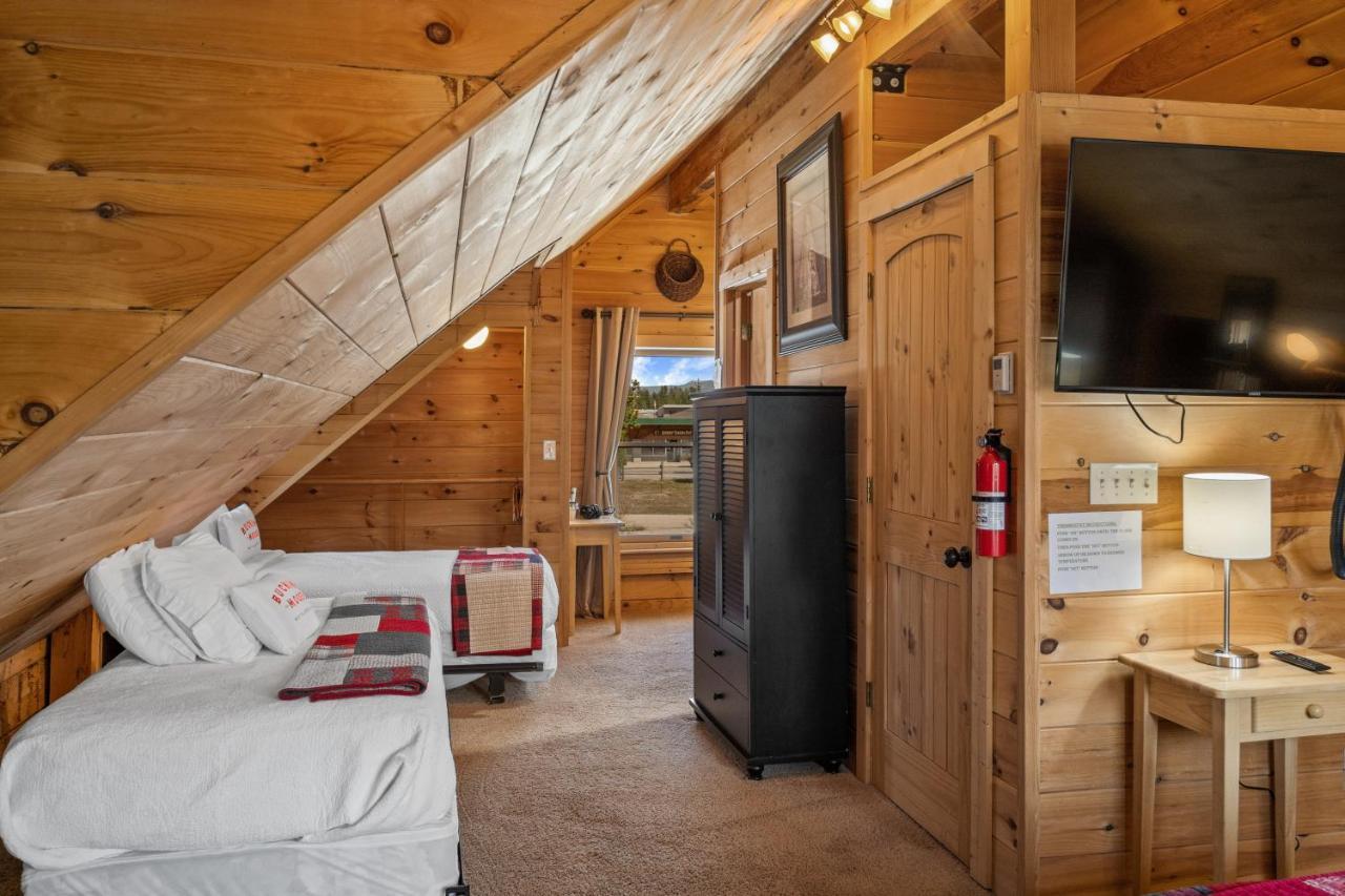 The Bucking Moose Hotel Уест Йелоустоун Екстериор снимка