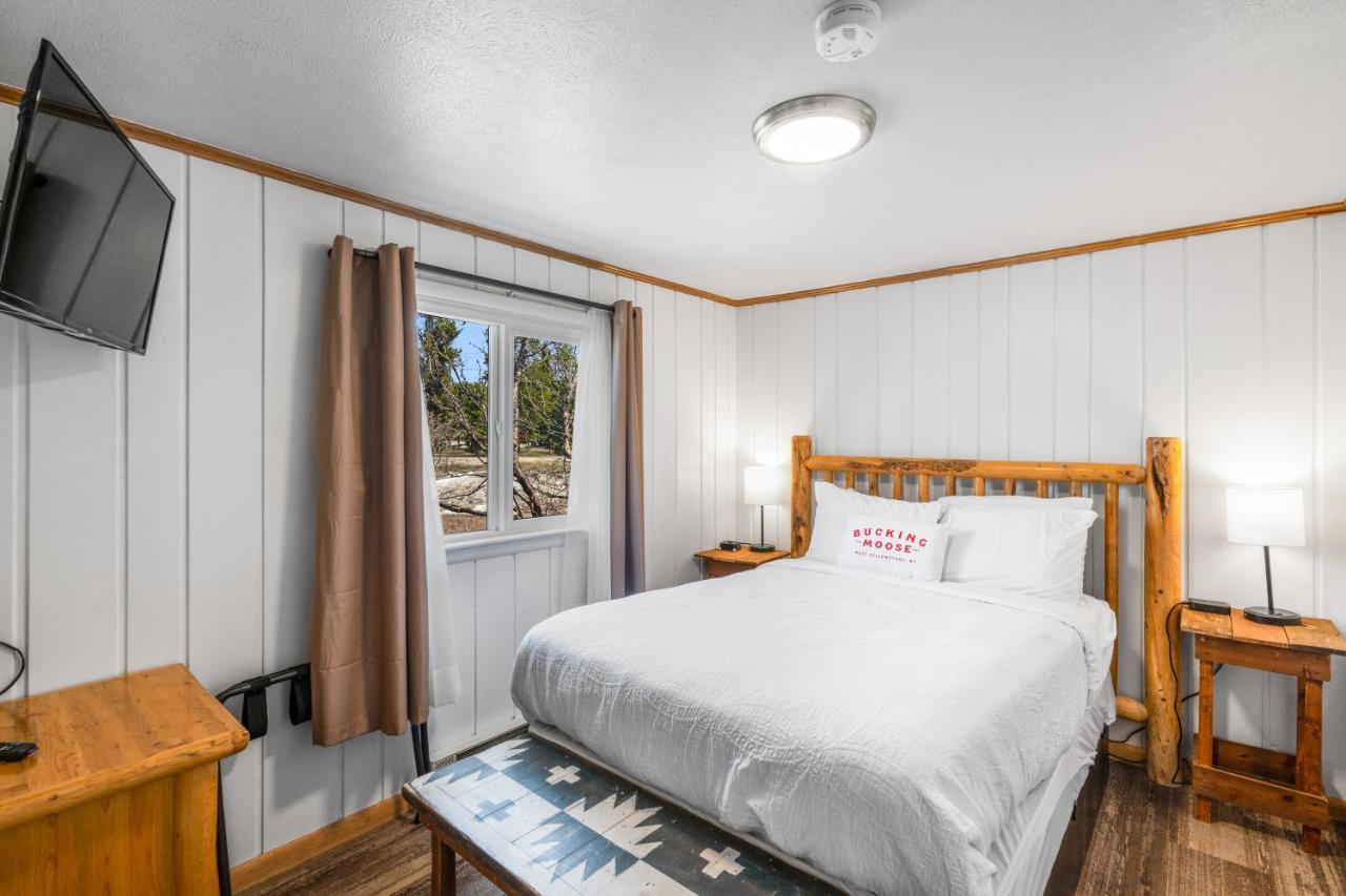 The Bucking Moose Hotel Уест Йелоустоун Екстериор снимка