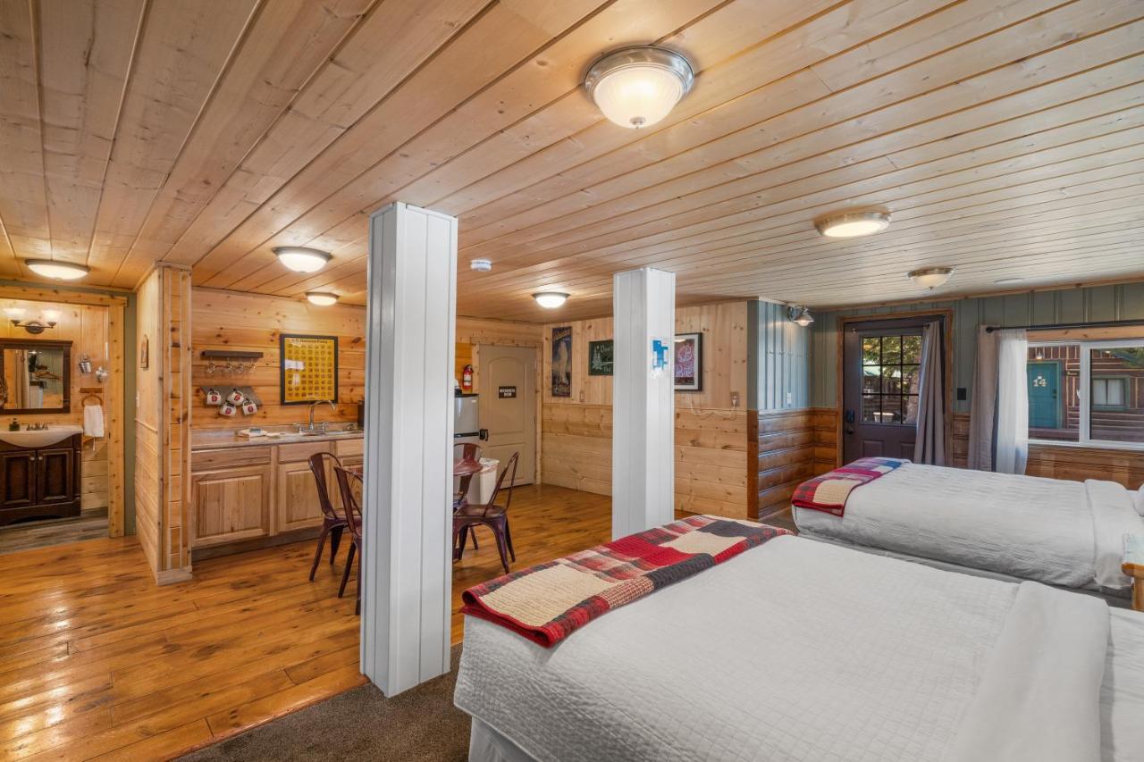 The Bucking Moose Hotel Уест Йелоустоун Екстериор снимка