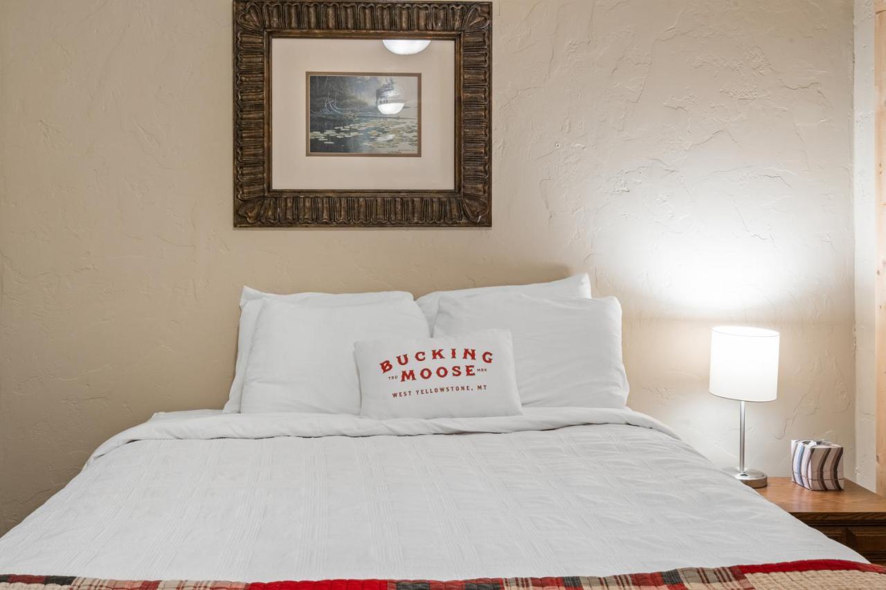 The Bucking Moose Hotel Уест Йелоустоун Екстериор снимка
