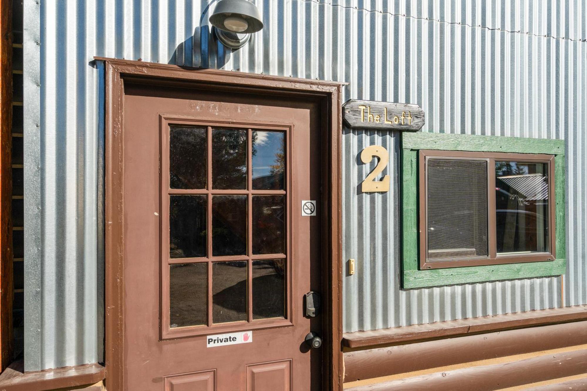 The Bucking Moose Hotel Уест Йелоустоун Екстериор снимка