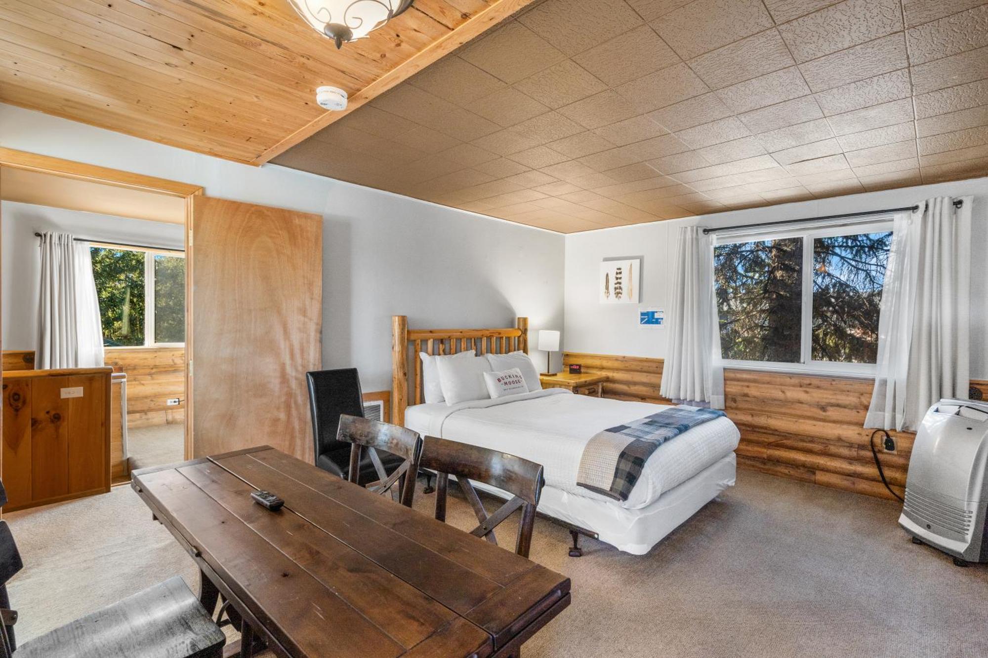 The Bucking Moose Hotel Уест Йелоустоун Екстериор снимка