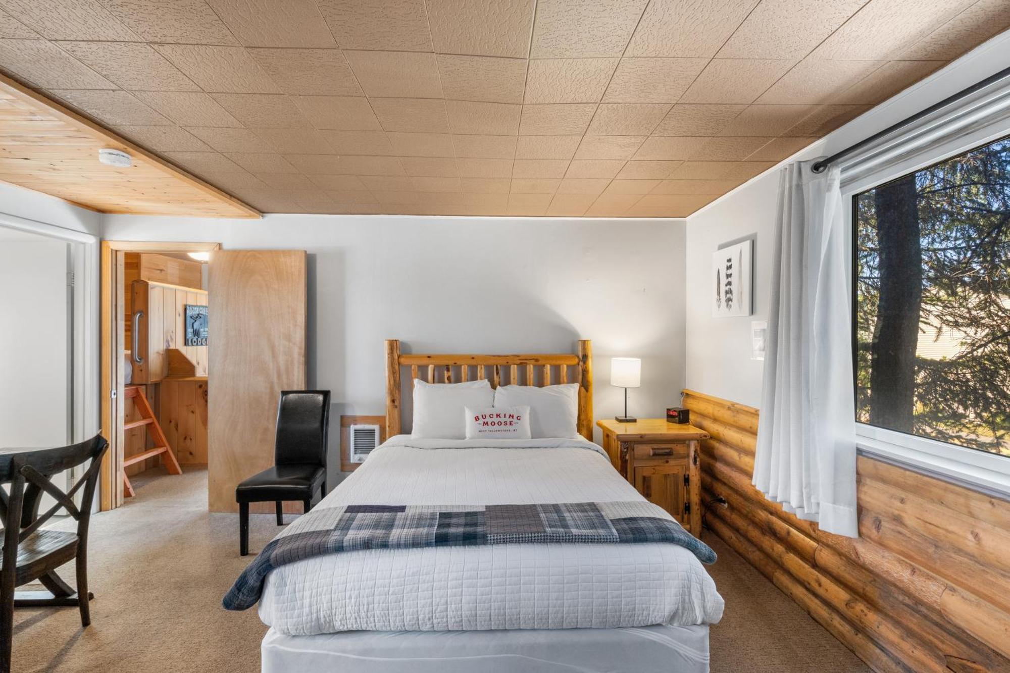 The Bucking Moose Hotel Уест Йелоустоун Екстериор снимка
