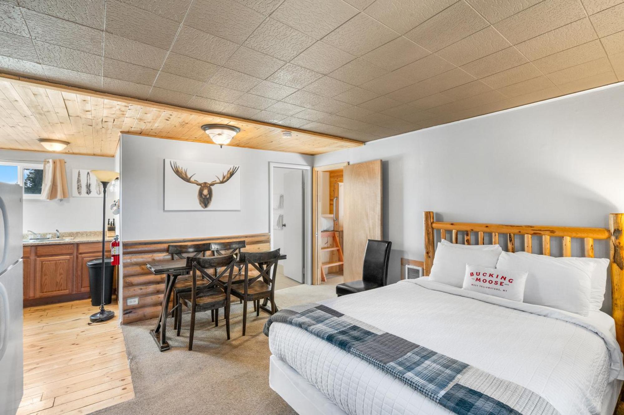 The Bucking Moose Hotel Уест Йелоустоун Екстериор снимка