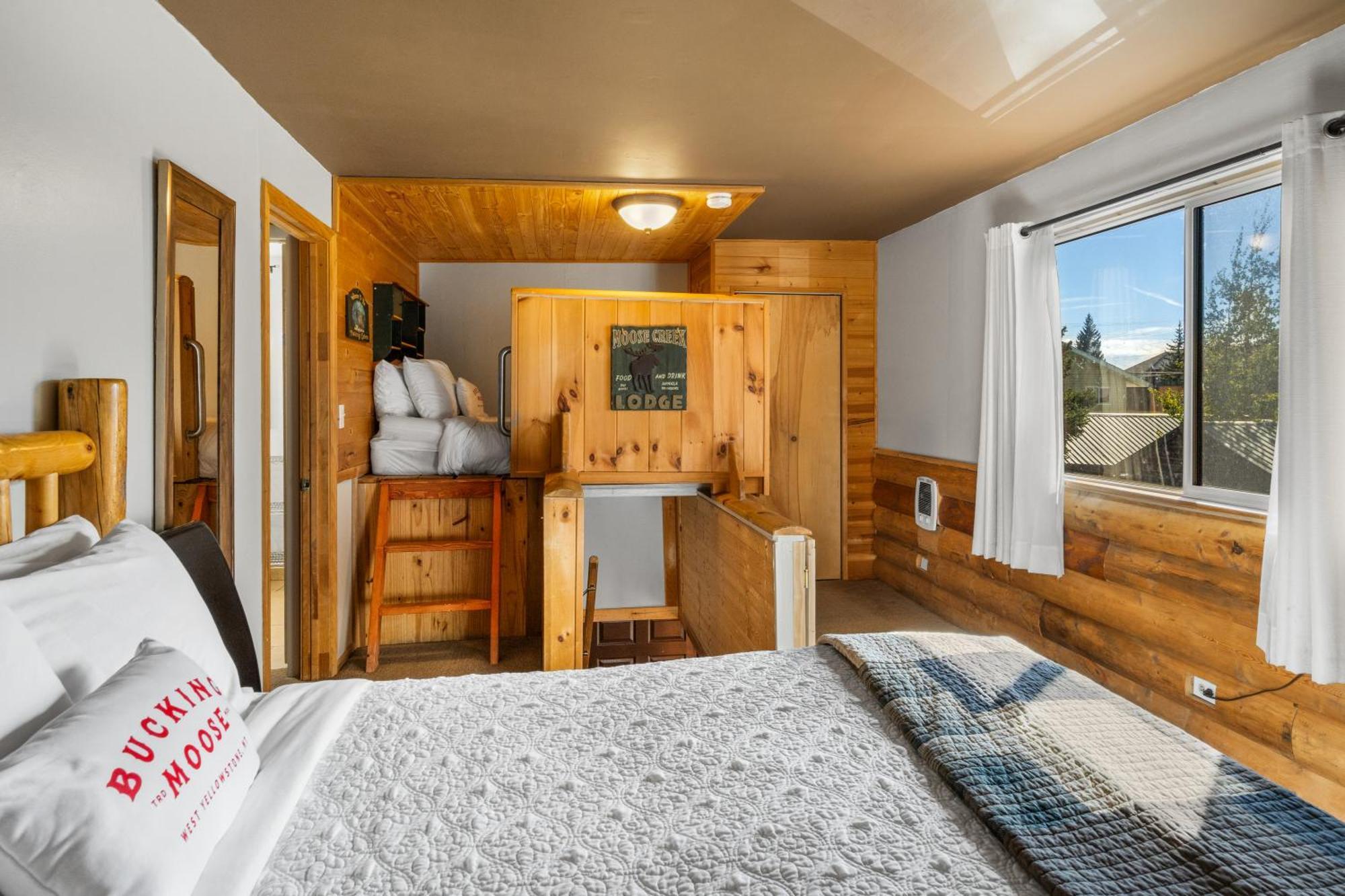 The Bucking Moose Hotel Уест Йелоустоун Екстериор снимка