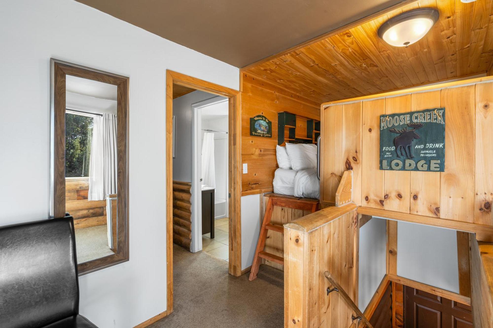 The Bucking Moose Hotel Уест Йелоустоун Екстериор снимка