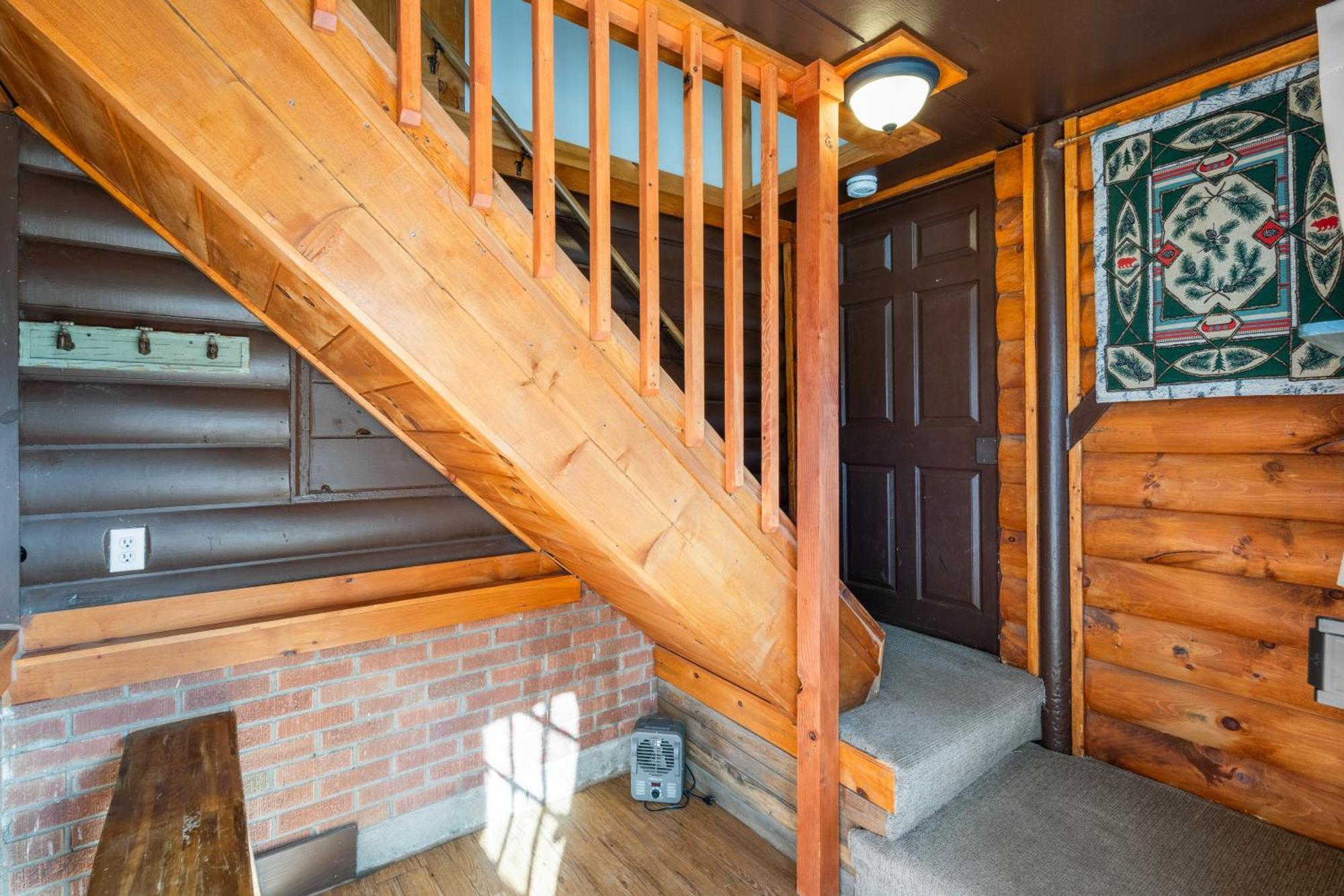 The Bucking Moose Hotel Уест Йелоустоун Екстериор снимка