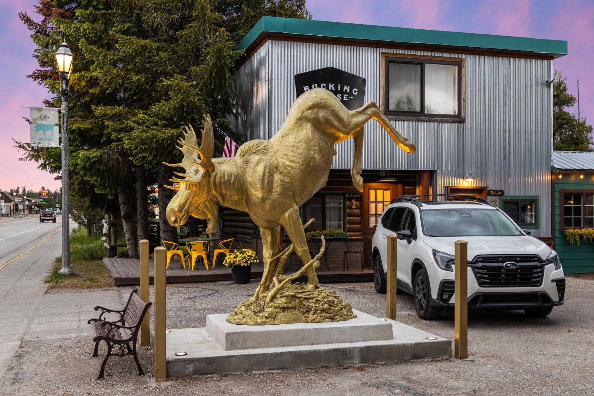 The Bucking Moose Hotel Уест Йелоустоун Екстериор снимка