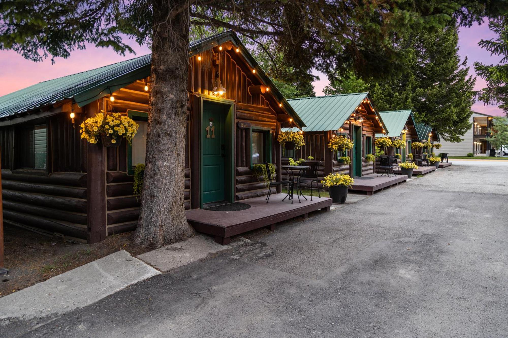 The Bucking Moose Hotel Уест Йелоустоун Екстериор снимка