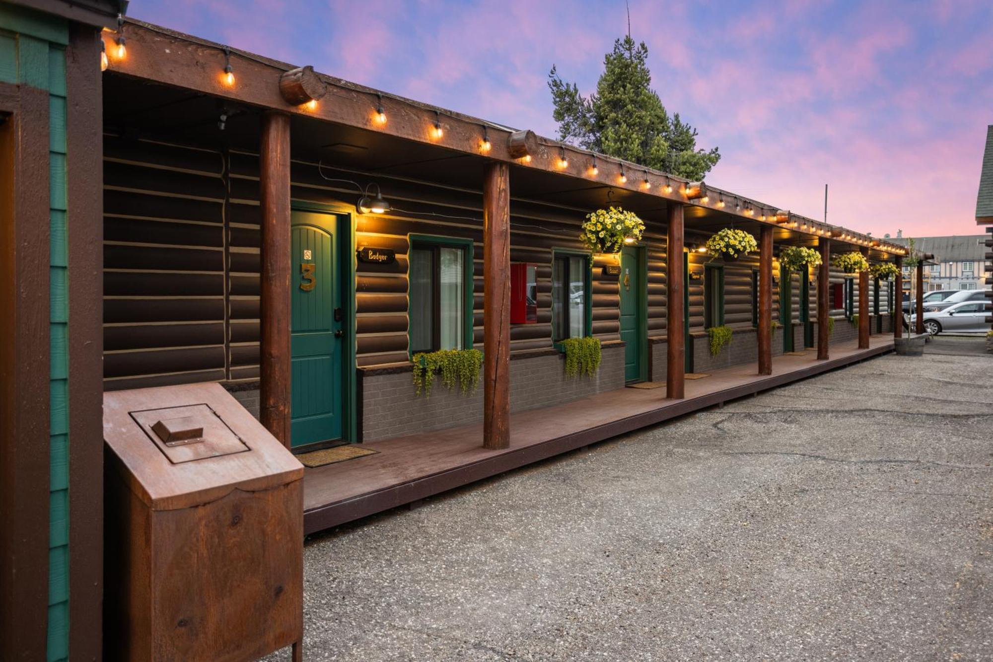 The Bucking Moose Hotel Уест Йелоустоун Екстериор снимка