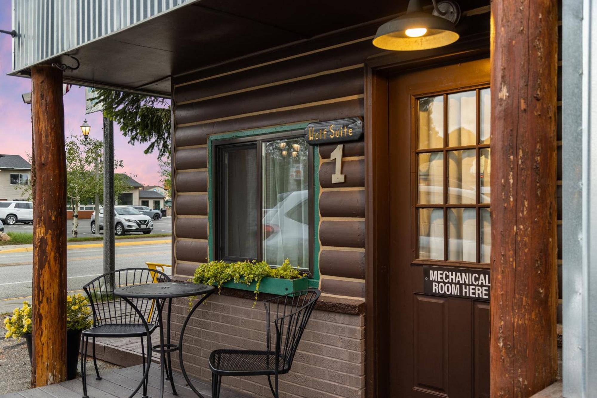 The Bucking Moose Hotel Уест Йелоустоун Екстериор снимка