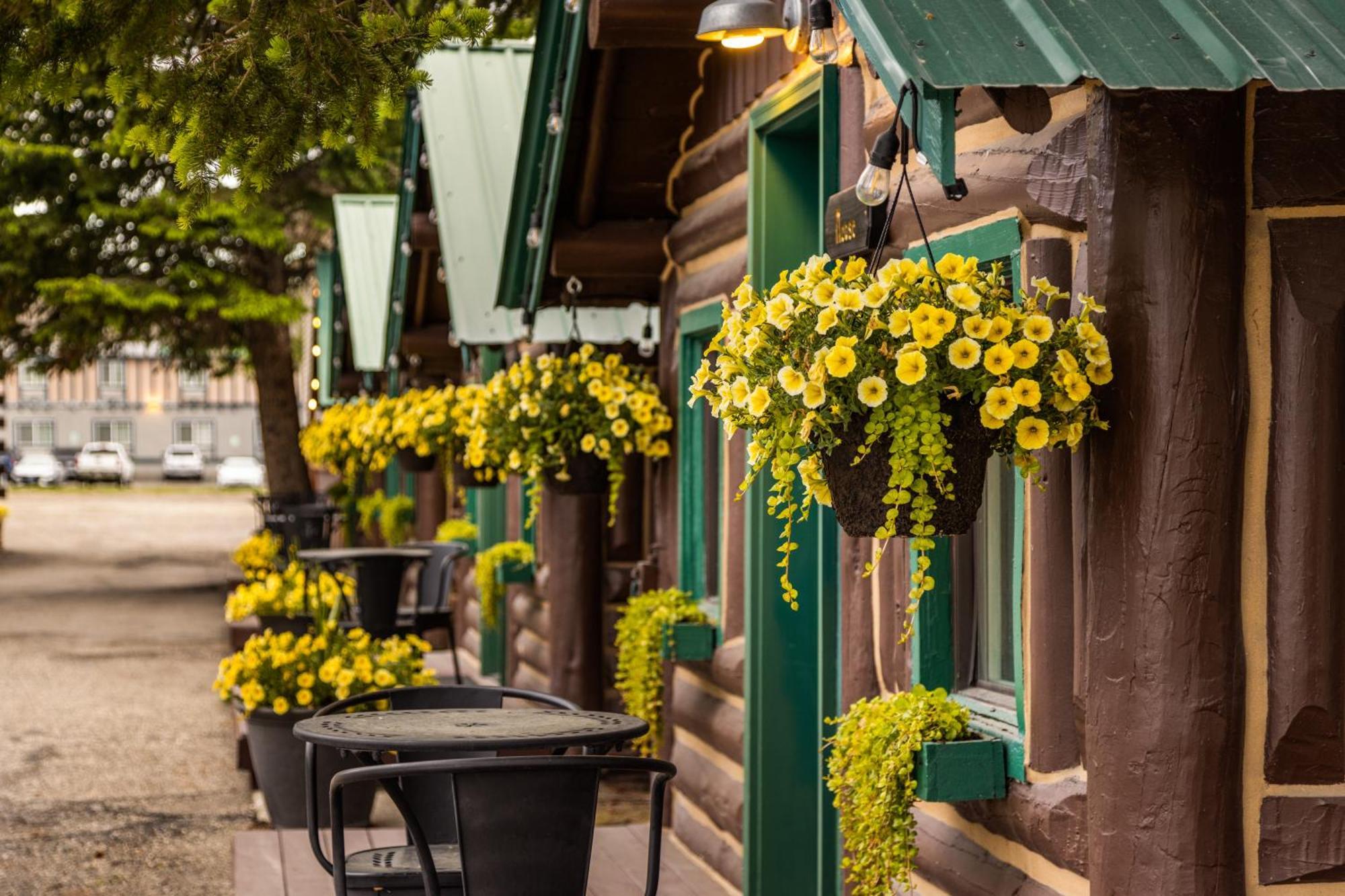 The Bucking Moose Hotel Уест Йелоустоун Екстериор снимка