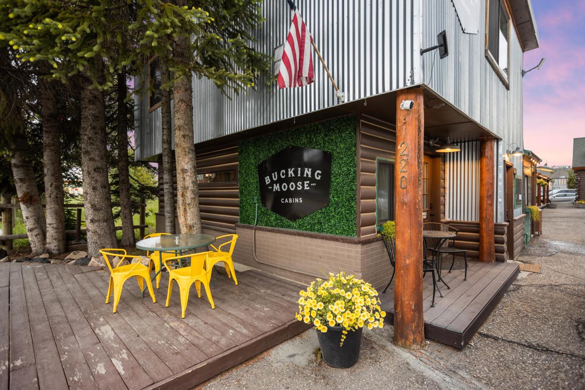 The Bucking Moose Hotel Уест Йелоустоун Екстериор снимка