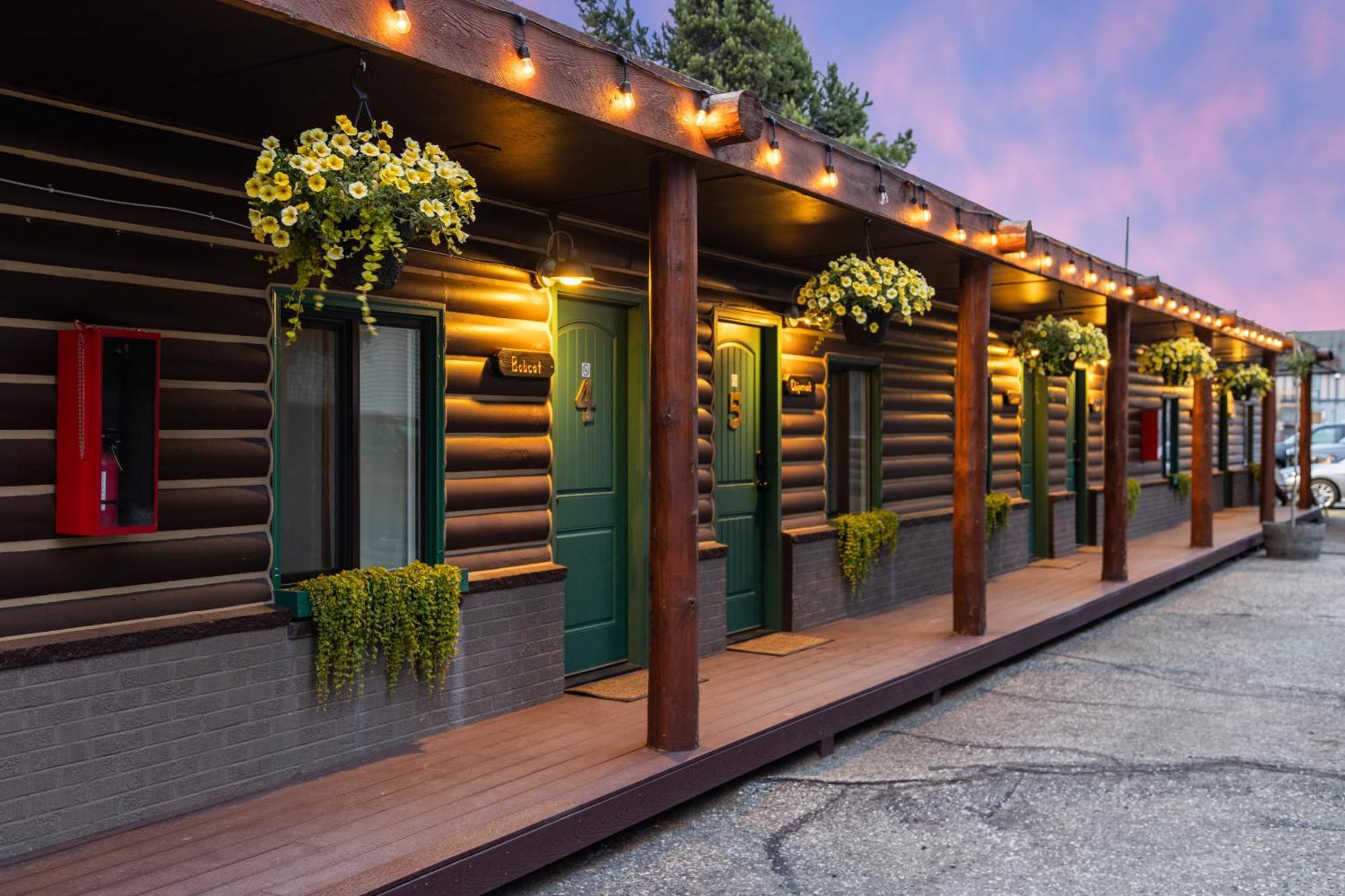 The Bucking Moose Hotel Уест Йелоустоун Екстериор снимка